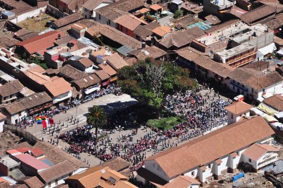Vista do alto das ruínas, a lotada Plaza de Armas de Pisac, em dia de festa, no Valle Sagrado, nas proximidades de Cusco, no Peru